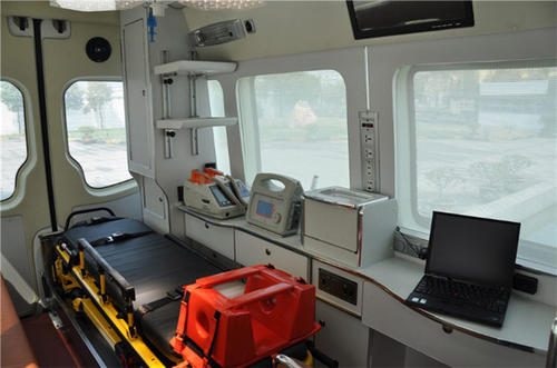 根河市救护车内部